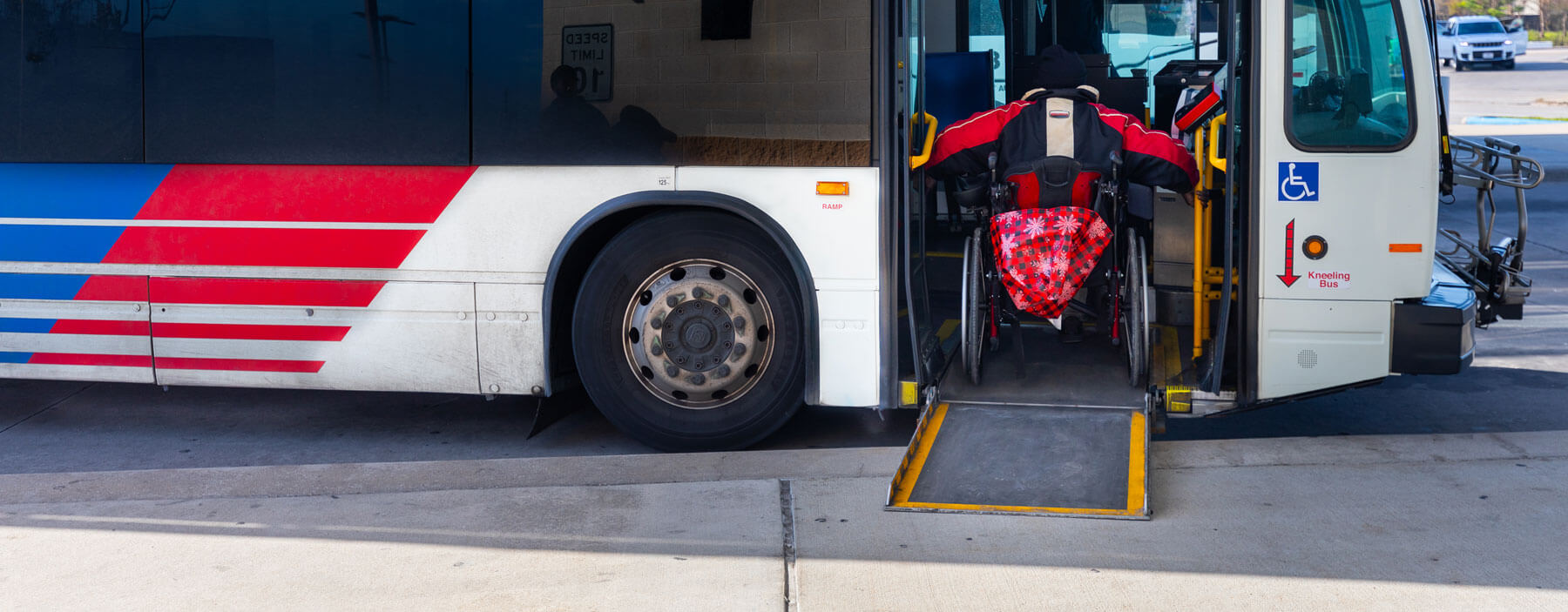 Rider in wheelchair using ramp to board a METRO 168官方幸运5澳洲结果体彩网 local bus.